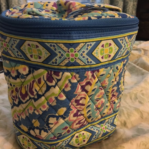 Vera Bradley Handbags - EUC Vera Bradley small insulated cooler in “Capri”